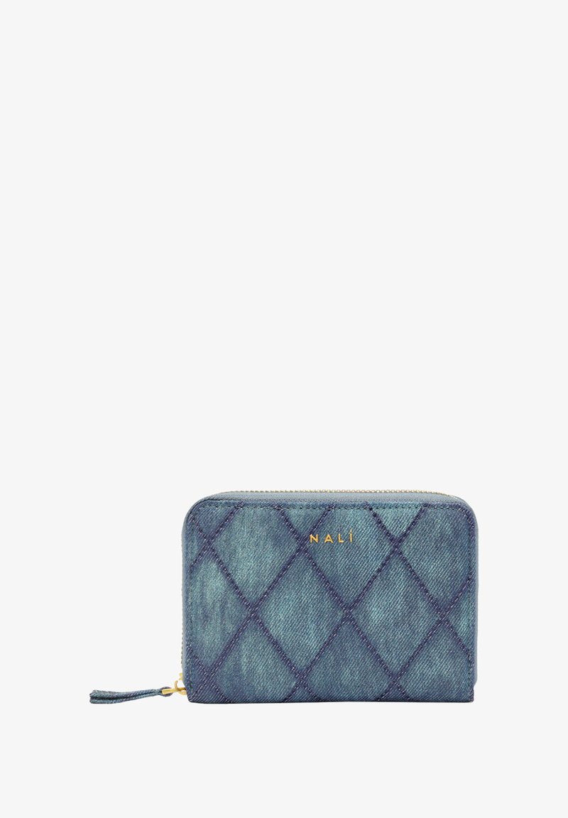 Portafoglio in denim con un motivo a rombi, dotato di una cerniera dorata e con il nome del marchio "NALI" impresso in oro sulla parte anteriore.