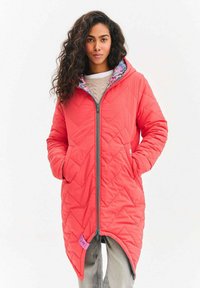 Červený prešívaný dlhý kabát so zipsom, s kvetinovou podšívkou a dvoma bočnými vreckami. Vyrobený z ľahkého materiálu.