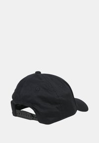 Cappello in cotone nero con visiera curva, chiusura snapback regolabile e fori di ventilazione sui lati per una migliore traspirabilità.