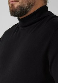 Schwarzer Rollkragenpullover mit weicher Strickstruktur, ausgestattet mit einem hohen, gerippten Kragen und einem taillierten Design. Minimalistischer Stil, ohne sichtbare Muster oder Akzente.