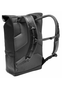 Sac à dos noir en matériau durable, doté de panneaux en maille, de sangles ajustables et d'une fermeture enroulable. Des accents texturés améliorent la prise.