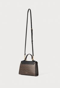 Borsa a mano con motivo nero e marrone, dal design strutturato, manico superiore e tracolla regolabile. Dettagli in metallo dorato.