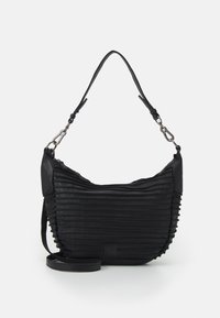 Schwarze Leder-Schultertasche mit gefälteltem Design, geschwungenem Format, verstellbarem Schulterriemen, silberner Hardware und einem Reißverschlussverschluss an der Oberseite.