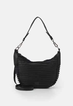 Schwarze Leder-Schultertasche mit gefälteltem Design, geschwungenem Format, verstellbarem Schulterriemen, silberner Hardware und einem Reißverschlussverschluss an der Oberseite.