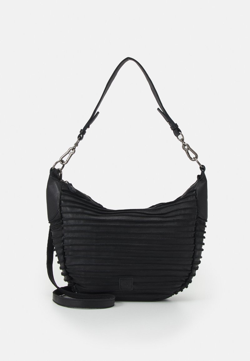 Schwarze Leder-Schultertasche mit gefälteltem Design, geschwungenem Format, verstellbarem Schulterriemen, silberner Hardware und einem Reißverschlussverschluss an der Oberseite.