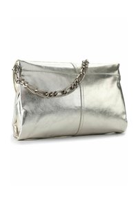 Silberne Leder-Clutch mit einem groben Metallkettenhenkel, rechteckiger Form und sichtbarer Naht in der Mitte.