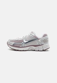 ZOOM VOMERO 5 - Joggesko - vast grey/metallic silver/platinum violet/taupe grey/reflect silver/white