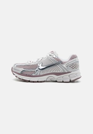 ZOOM VOMERO 5 - Sneakers basse - vast grey/metallic silver/platinum violet/taupe grey/reflect silver/white