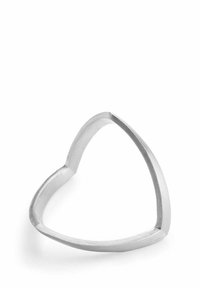 Herzförmiger Edelstahlring mit flacher, gebürsteter Oberfläche, sanften Kanten und einem minimalistischen Design.