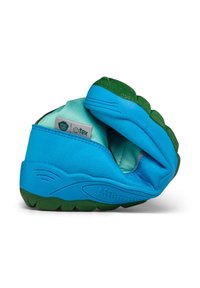 Blauer Kinderschuh mit grüner Sohle, flexibles Design und weicher Außenfläche. Verfügt über ein gepolstertes Innenleben und ein Textillabel. Leicht und farbenfroh.