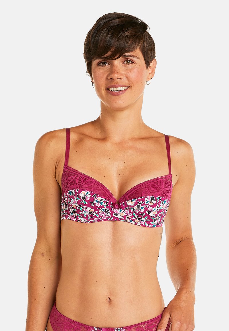Soutien-gorge en dentelle bourgogne avec broderies florales en rose et vert, doté de fines bretelles réglables et d'un décolleté plongeant.
