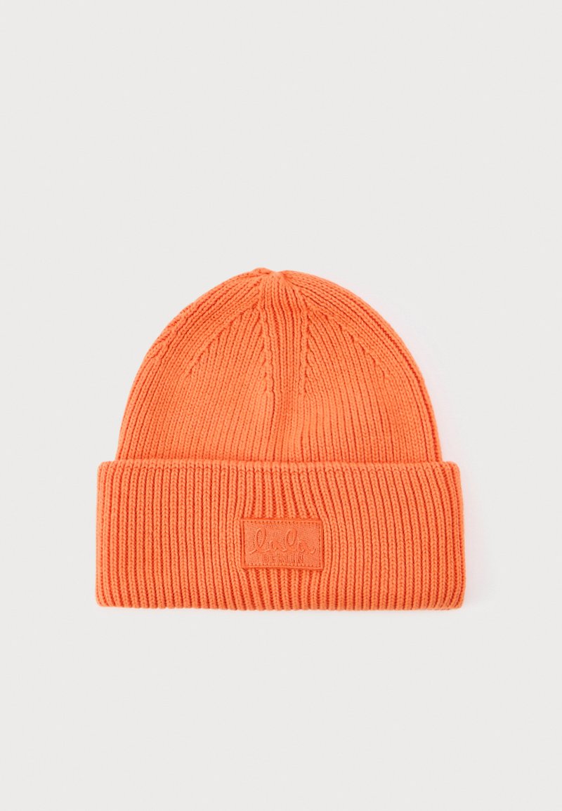 Oranssi neulottu pipo, jossa on käänteinen reunus, edessä suorakulmainen logo-ämpäri. Tekstuurissa on taittoja ja sileä pinta.