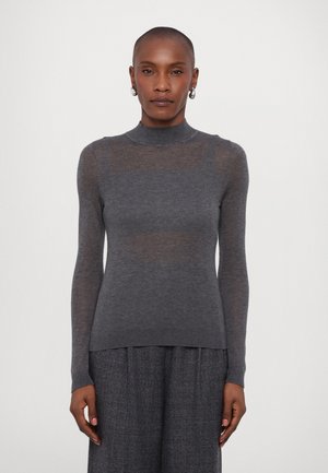 Maglione grigio attillato a collo alto con maniche lunghe, caratterizzato da una sezione trasparente sul petto e sulle braccia, realizzato in un materiale a maglia fine.