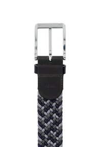 Tkaniany pasek w kolorze szarym i granatowym, z metalową klamrą i czarnymi skórzanymi akcentami. Ma długość 95 cm. Całość z teksturowanym wzorem.