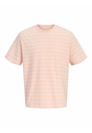 Garçon debout, face à nous, portant un t-shirt rayé rose, un short en jean bleu, des chaussettes blanches et des baskets blanches sur un fond uni.