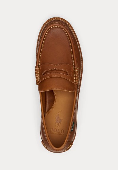 Ruskea nahkainen Polo Ralph Lauren -loaferi kontrastivärisellä ompeleella ja merkkiläpyllisellä pohjallisella, ylhäältä katsottuna valkoisella taustalla.