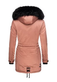 Parka isolante rosa con cappuccio foderato in pelliccia sintetica nera, punto vita con cordoncino e dettagli in pizzo all'orlo. Maniche lunghe e tasche laterali.