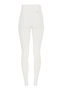 Leggings blancs taille haute avec une texture lisse et extensible, un petit logo doré à l'arrière, présentant une coupe ajustée et longue.