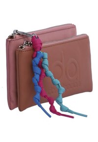 Dos carteras con cremallera en cuero rosa y beige. Presentan un cordón trenzado en azul y rosa adjunto para facilitar el transporte.