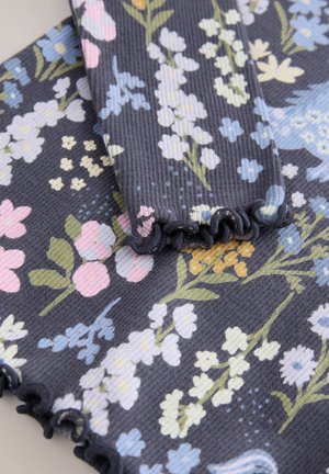 Floral geweven stof in donkergrijs, met diverse kleuren zoals roze, blauw en geel. Getextureerd geribbeld materiaal met gerimpelde randen.