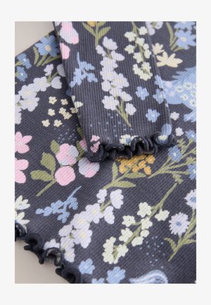 Tkanina w ciemnoszarym kolorze z kwiatowym wzorem w różnych kolorach, takich jak różowy, niebieski i żółty. Materiał o fakturze prążkowanej z falbankowymi krawędziami.