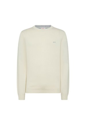 Maglione color crema realizzato in un tessuto liscio, dotato di scollatura rotonda, maniche lunghe e un piccolo logo sul petto.