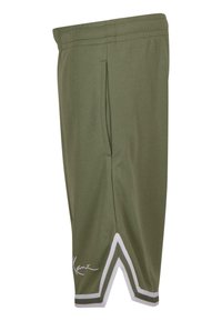 Pantalones cortos deportivos de color verde oliva con cintura elástica, bolsillo lateral, detalle de raya blanca y logotipo cerca del dobladillo.