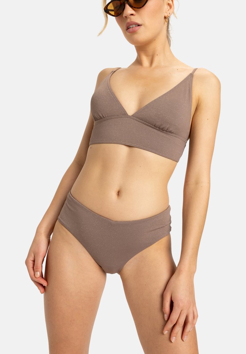 Brun texturerad bikini med topp med V-ringning och högmidjade byxor. Mjukt tyg, justerbara band och en subtil lyster.