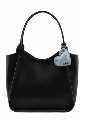 Sac cabas en cuir noir avec deux poignées et un porte-clés en tissu bleu clair en forme de cœur attaché à une des poignées.
