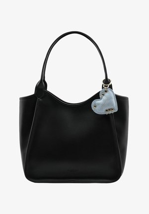 Sac cabas en cuir noir avec deux poignées et un porte-clés en tissu bleu clair en forme de cœur attaché à une des poignées.