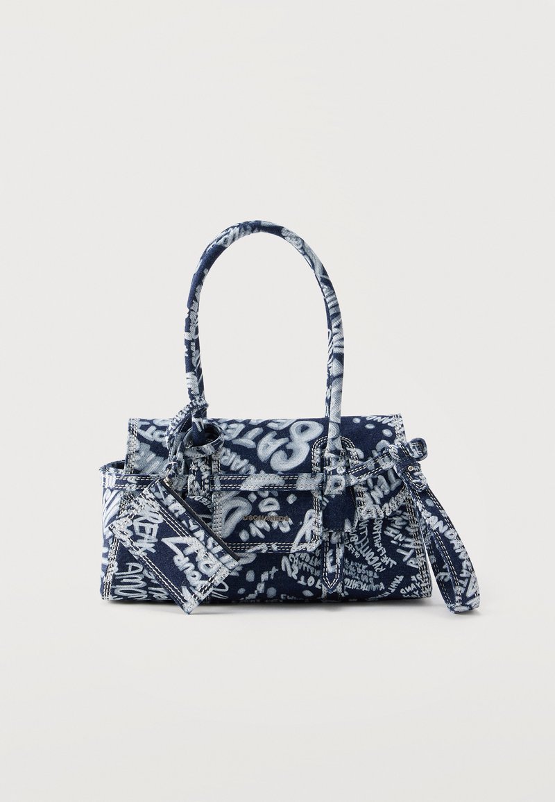 Sac à main en jean bleu avec texte stylisé type graffiti blanc, deux poignées, un rabat avant, et une pochette amovible assortie avec une sangle pour poignet.