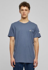 Short-sleeve, crew-neck t-shirt in slate blue fabric, featuring a small logo on the chest and a slightly relaxed fit.