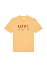 Geel katoenen t-shirt met korte mouwen. Het tekstontwerp toont "LOVE" in vetgedrukte, veelkleurige letters en "always wins" in zwart eronder.