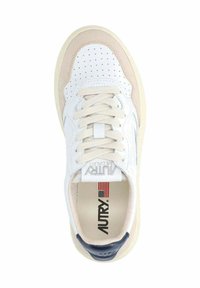 Sneaker bianca in pelle con dettagli perforati, accenti in suede beige, lacci piatti color crema e una toppa sul tallone blu navy. Presenta il logo sulla soletta.