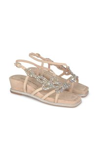 Sandali con tacco beige con una fascia decorativa di cristalli, texture scamosciata, fibbia alla caviglia regolabile e glitter argento sulla suola.