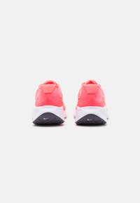 Nike Performance REVOLUTION 7 - Chaussures de running sur route - pink, beige