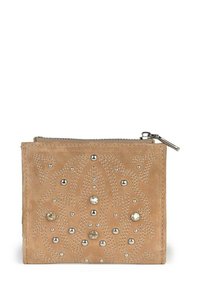 Cartera de ante marrón con patrones florales en relieve, tachuelas metálicas decorativas y cierre superior con cremallera. Forma cuadrada compacta.