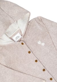 Cardigan rosa chiaro con cappuccio, dotato di bottoni in legno, foderato di bianco e con dettagli ricamati a forma di cuore sulla parte anteriore. Texture morbida.