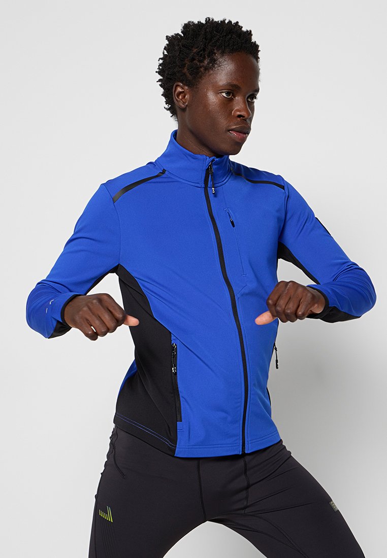 Giacca sportiva blu con accenti neri, tasche anteriori con zip, colletto alto e design aderente adatto per l'abbigliamento attivo.
