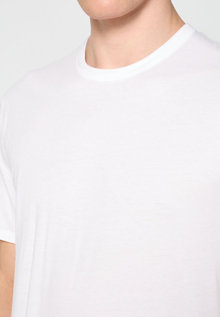 Weißes Baumwoll-T-Shirt mit Rundhalsausschnitt und kurzen Ärmeln, mit glatter Textur und einem schlichten, klassischen Design.