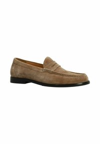 Tan suède instappers met een ronde teen, decoratieve stiksels en een lage zwarte rubberen zool. Bevat een klassiek penny-loafer ontwerp.
