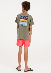 Protest PRTROBBIE JR - Triko s potiskem - artichoke green