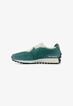 Zapatillas deportivas en color verde azulado que combinan materiales suaves y texturizados, con cordones blancos y suela de goma negra. Logo de "New Balance" en blanco.