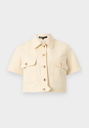 Κοντομάνικο μπεζ πουκάμισο με γιακά, μπροστινά χρυσά κουμπιά και δύο τσέπες στήθους με καπάκι και κουμπί, σε απλό φόντο.