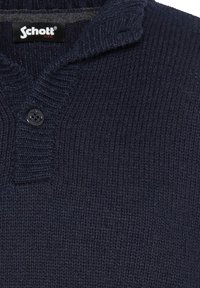Pull en maille bleu marine avec un col replié, doté d'une fermeture à bouton et d'un motif en rib doux. Logo Schott sur l'étiquette.