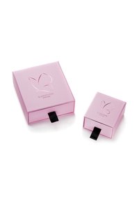 Duos rožinių dėžių, viena didesnė, kita mažesnė, su drugelio motyvu ir juodais tempiamaisiais užtrauktukais. Dėžės yra tvirtos, su lygiu paviršiumi ir blizgiu apdaila.