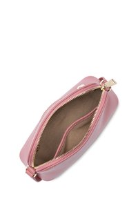 Pochette in pelle rosa con una superficie liscia e zip dorata. L'interno è foderato con un tessuto chiaro e presenta scomparti per l'organizzazione.