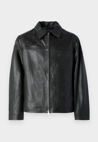 Chaqueta de cuero negra con cuello no amarrado, cierre frontal de cremallera y textura suave. Presenta costuras horizontales en los hombros y mangas largas.