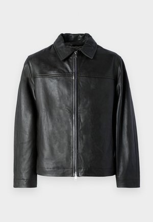 Sort læderjakke med krave, lynlås foran og glat overflade. Har vandrette skuldersømme og lange ærmer.