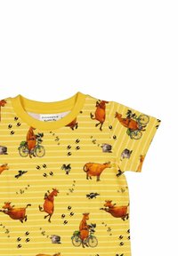 Gul kortærmet T-shirt med et legesyg ko-print, cykler og fuglemotiver på en stribet baggrund. Varm bomulds materiale med blød tekstur.